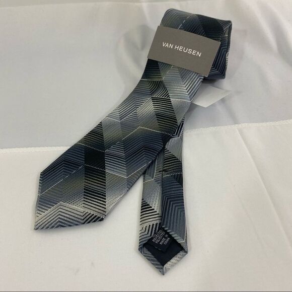 Van Heusen Men’s Tie Gray Zigzags - Picture 1 of 3
